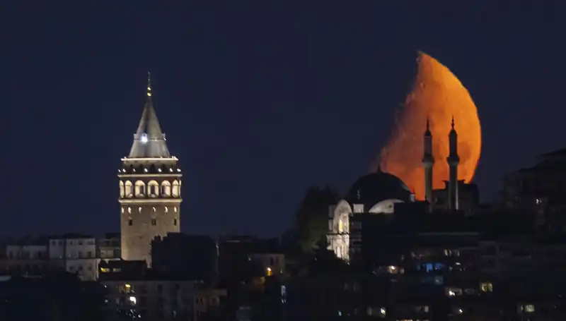 İstanbul'da Yarım Ayın Sırları: Doğa Olayı Neleri Değiştirdi?