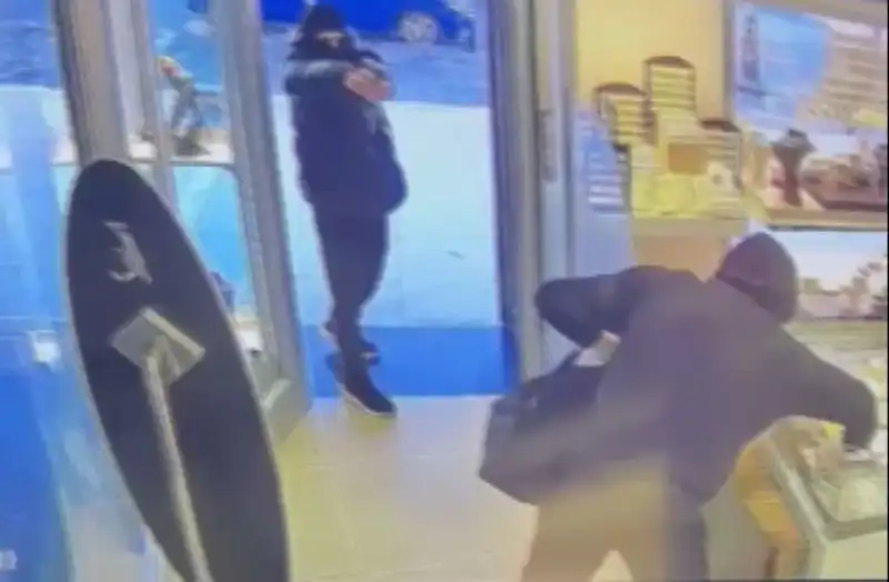 Ümraniye'de Maskeli Soyguncuların Tek Başına Mücadelesi: Soygun Girişimi Şok Dalgası Yarattı