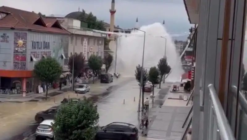 İçme Suyu Hattı Patladı: Şehirde Su Fıskırması Şaşkınlık Yarattı