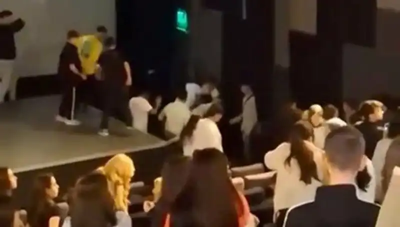 Rapçi Çakal'ın Hayranları Arasında Gerginlik: Kavga Sırasında Ne Oldu?