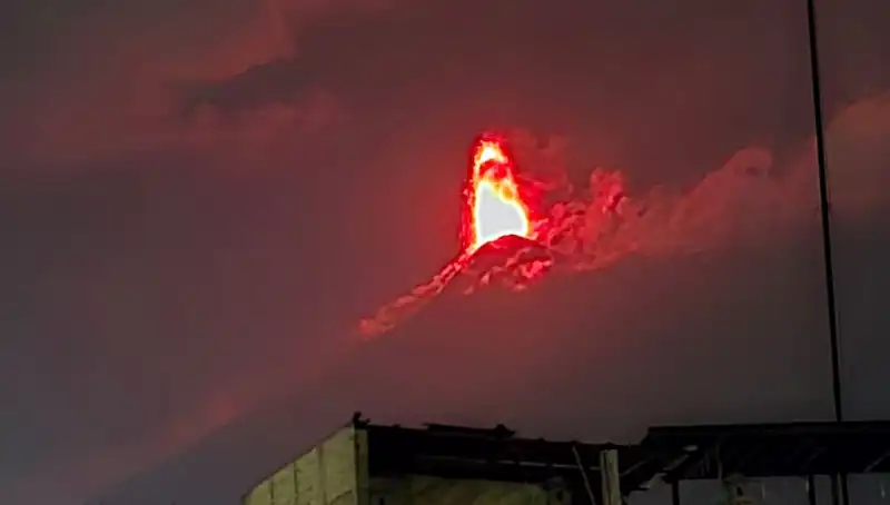 Fuego Yanardağı'ndaki Görkemli Patlama: 30 Bin Kişi Tahliye Ediliyor
