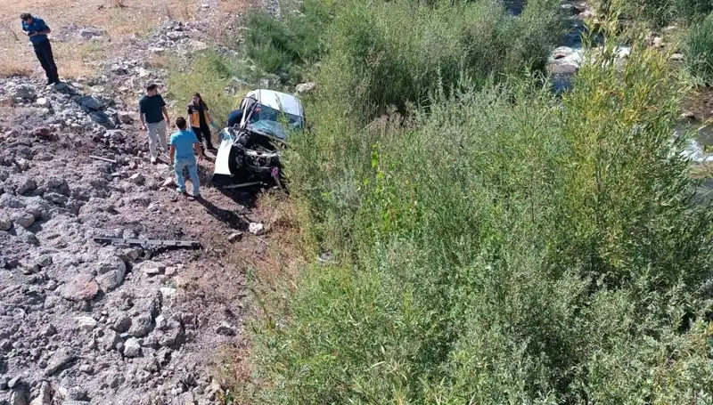 Sivas'ta Otomobil Dere Yatağına Uçtu: Korkunç Kaza ve İki Can Kaybı