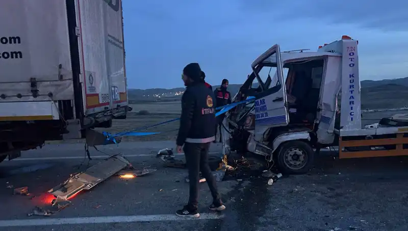 Trafikte Korkunç Kaza: Yardımsever Şoföre Çekici Çarptı