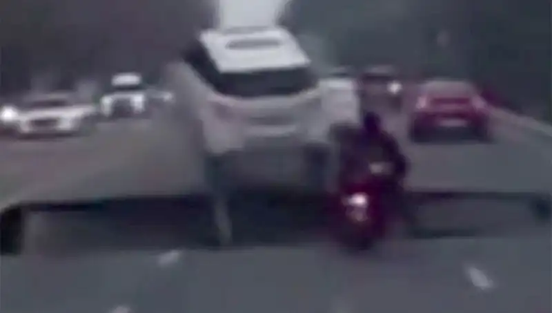Güney Kore Otoyolunda Görülen Dev Çukur Motosikleti Yuttu: Korkunç Anlar