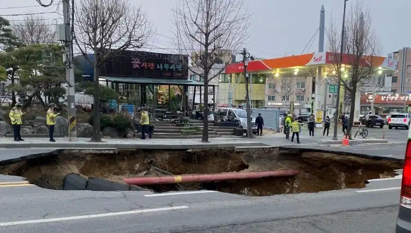 Güney Kore'deki Dev Çukur Motosikleti Yuttu: Kayıp ve Yaralı Vakalarıyla Şok