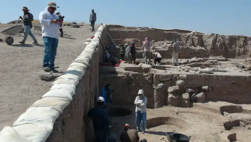 Kilis'teki Oylum Höyük Kazıları Sıcak Havanın Etkisine Rağmen Devam Ediyor