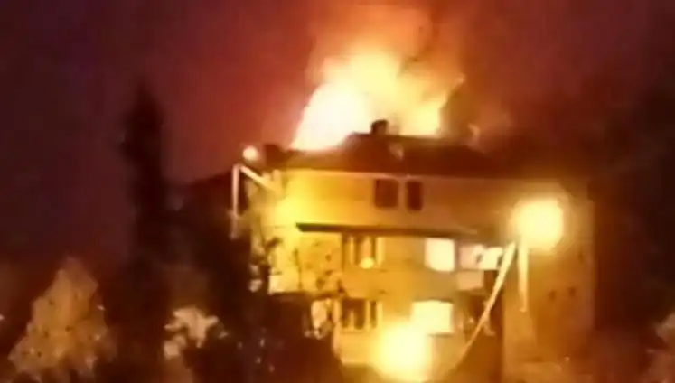 Saman Dolu Çatı Yangını: Mahalle Halkı Sokağa Döküldü