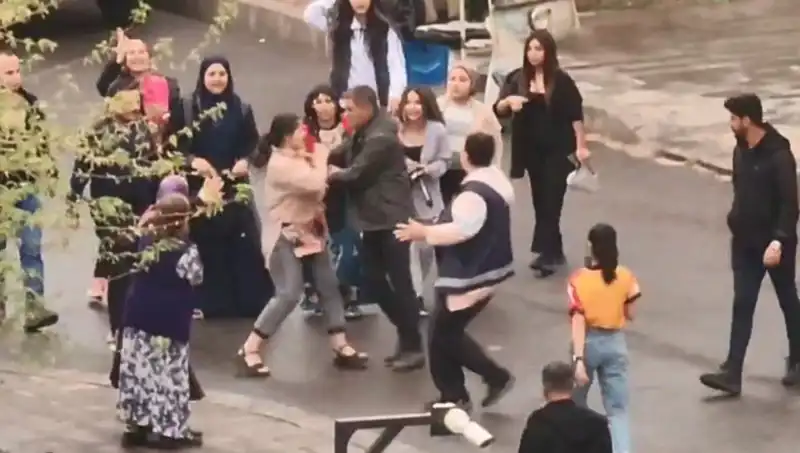Adliye Önünde Tekmeli Yumruklu Kavga: Olay Anı Kamera Kaydına Yansıdı