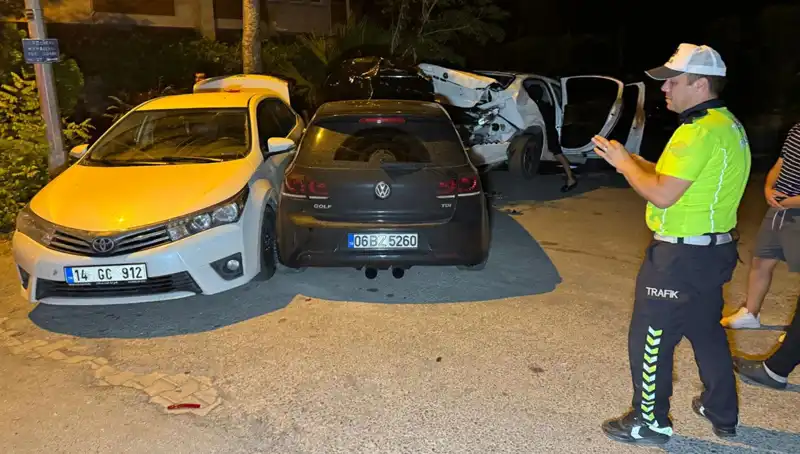 Alkollü Sürücünün Baskın İhtimali: 3 Araçla Kaza Yapan Kişi Olay Yerinde Yakalandı