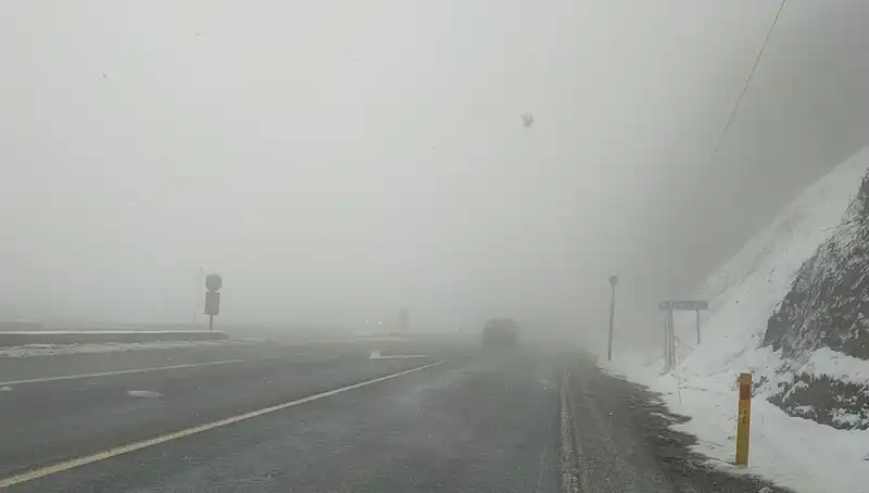 Bolu Dağı'nda Ulaşımı Zorlaştıran Kar ve Sis Etkisi