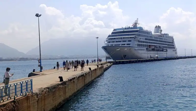 Alanya, ABD'li Turistleri Kruvaziyerle Ağırladı: Büyüleyici Bir Gün!
