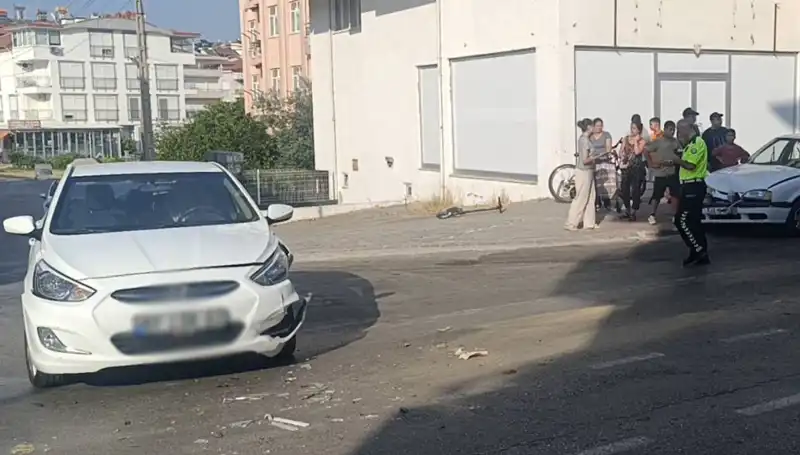 Antalya'da İki Otomobil Çarpıştı: Üç Yaralı ve Kaotik Bir An Yaşandı
