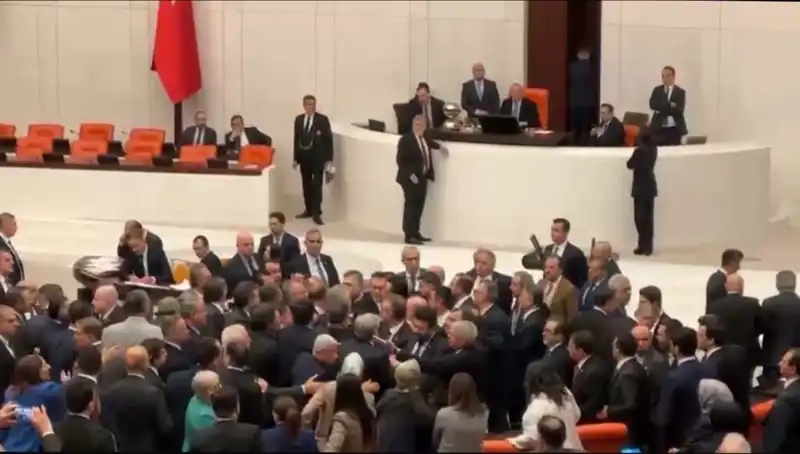 Mecliste Gergin Anlar: Emekli İkramiyesi Tartışması Büyüdü