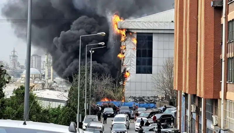 Başakşehir’de Sanayi Sitesinde Büyük Yangın: Yüksek Dumanlar Gökyüzünü Kapladı