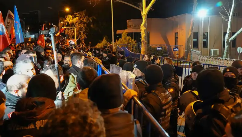 Ekrem İmamoğlu'na Yönelik Protestolar: Yaralı Polis Sayısı 16'ya Ulaştı